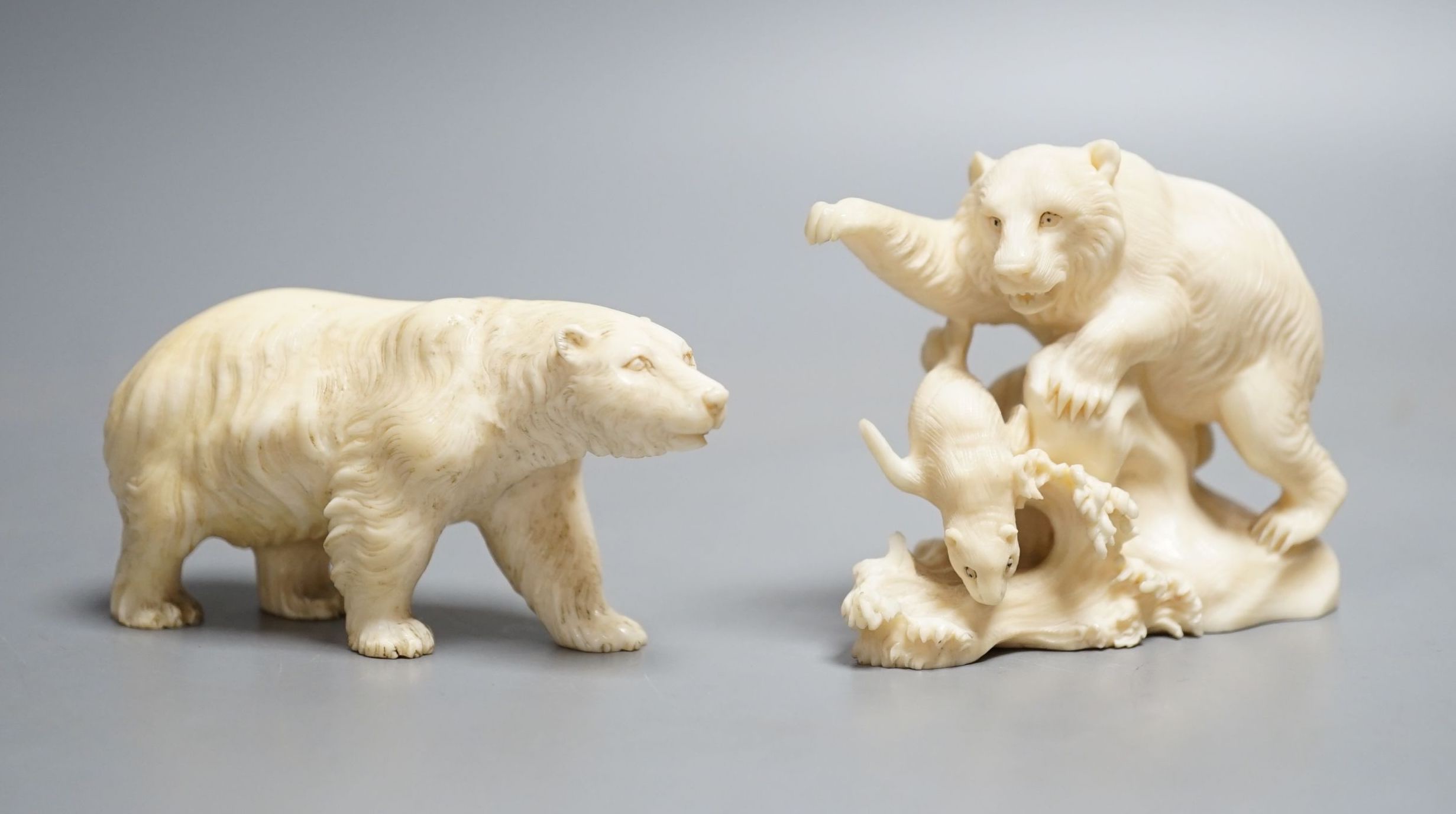 Two Japanese ivory models of bears, Meiji period 8cm